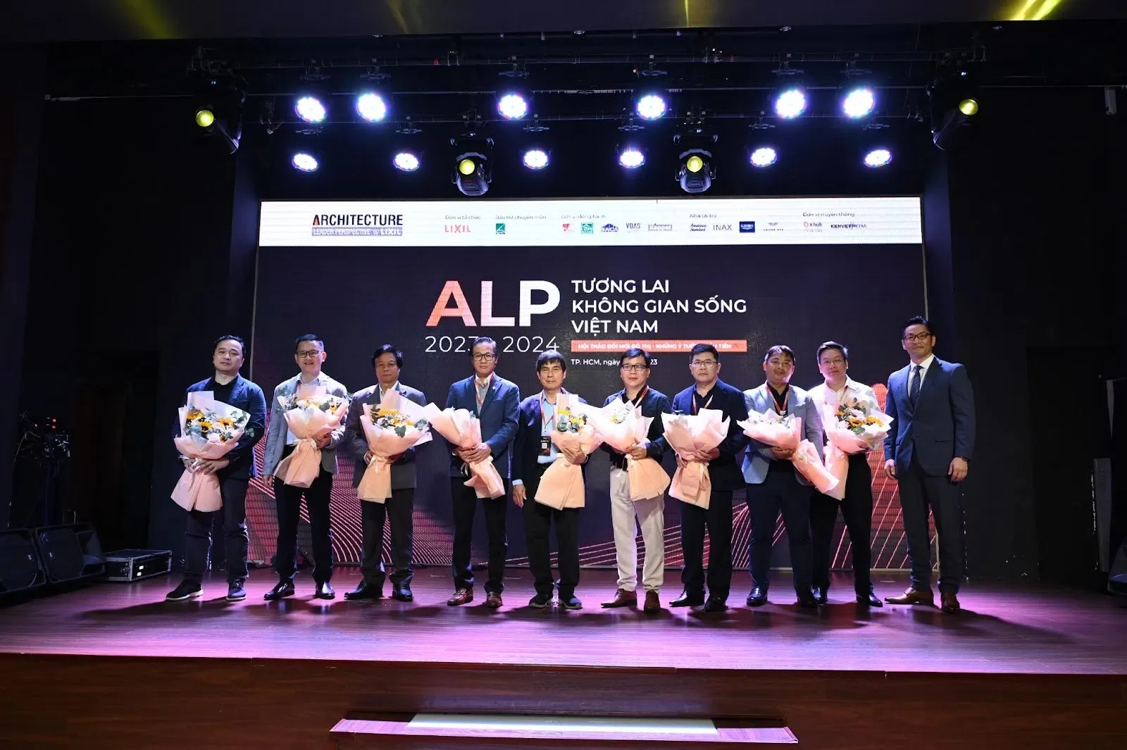 Đại diện các đơn vị nhận hoa tri ân