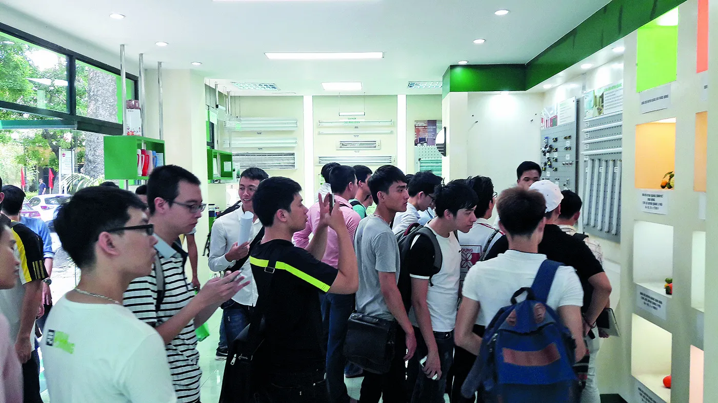 Sinh viên thăm quan thực tiễn tại doanh nghiệp, tìm hiểu về vật liệu xây dựng và giải pháp kiến trúc xanh