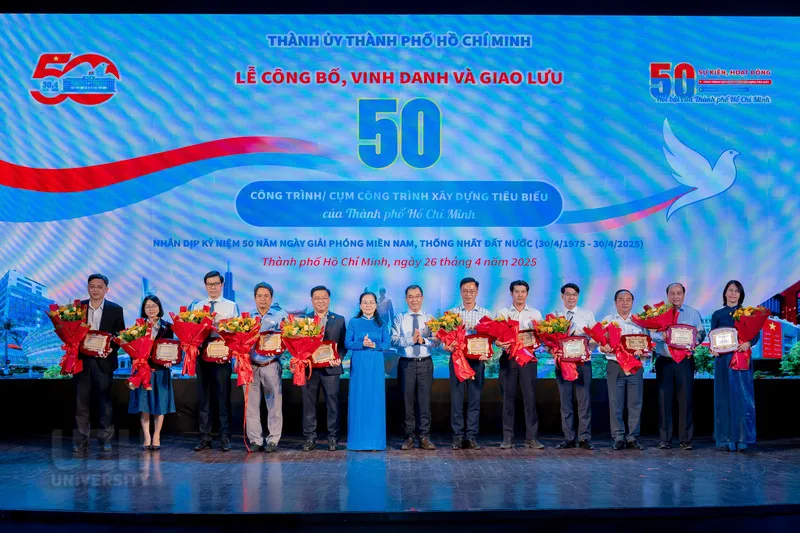 Lãnh đạo UBND TP.HCM trao biểu trưng vinh danh cơ sở Nguyễn Văn Linh cho GS.TS. Nguyễn Khắc Quốc Bảo - Phó Giám đốc UEH