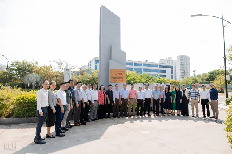 Biểu trưng vinh danh công trình UEH - Cơ sở Nguyễn Văn Linh được bình chọn thuộc 50 công trình/cụm công trình xây dựng tiêu biểu của TP.HCM