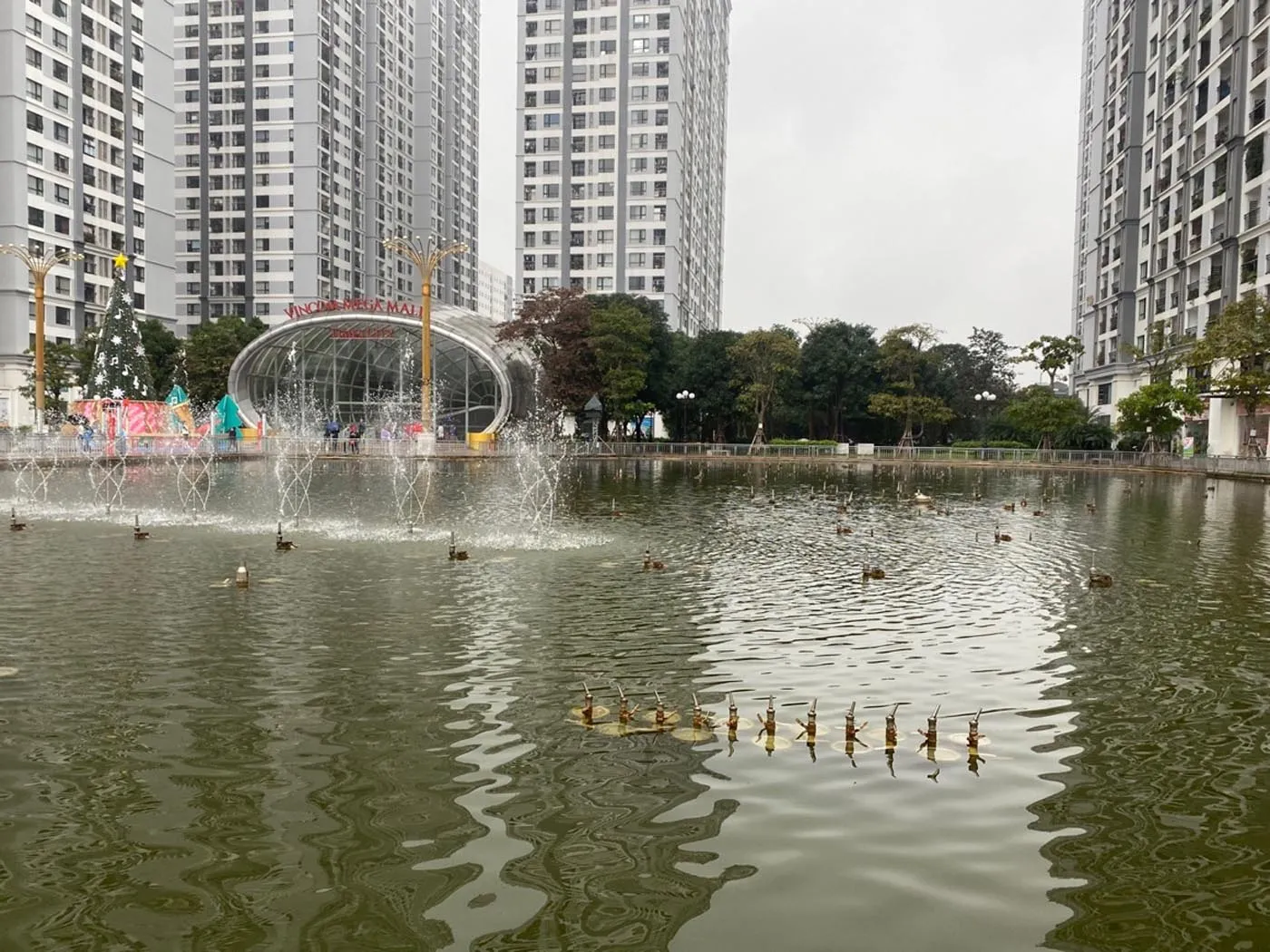 Không gian xanh tại Time City trở thành điểm đến dẫn cho cả cư dân khu đô thị và vùng ven bởi không gian thoáng, các tiện ích và sự kiện tổ chức có chủ đề