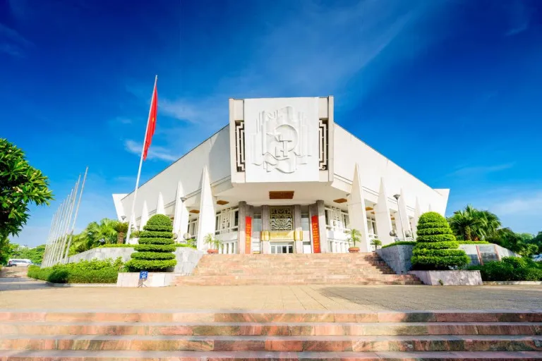 Bảo tàng Hồ Chí Minh là một ví dụ điển hình về sự kết hợp giữa tượng đài và không gian trưng bày hiện đại