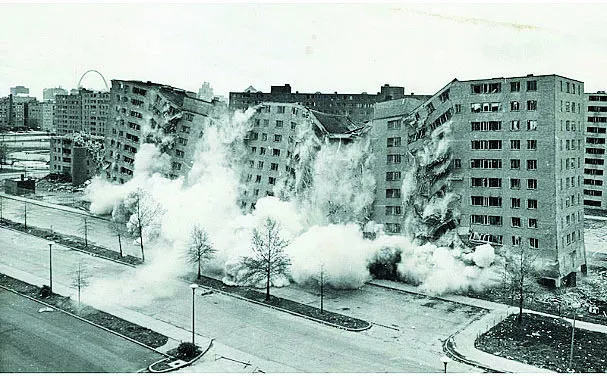 Khu chung cư Pruitt-Igoe bị nổ tung đánh dấu sự thoái trào của những quan niệm khắc nghiệt trong kiến trúc hiện đại