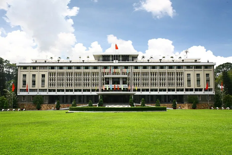 Dinh Độc Lập mang phong cách kiến trúc hiện đại nhiệt đới của kiến trúc sư Ngô Viết Thụ là một điểm nhấn di sản lớn
