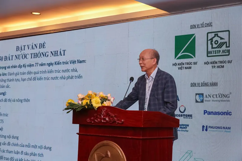 GS.TS Nguyễn Quốc Thông, Chủ tịch Hội đồng Kiến trúc – Hội KTS Việt Nam đã trình bày Dẫn luận tổng quát về kiến trúc Việt Nam 50 năm đất nước thống nhất
