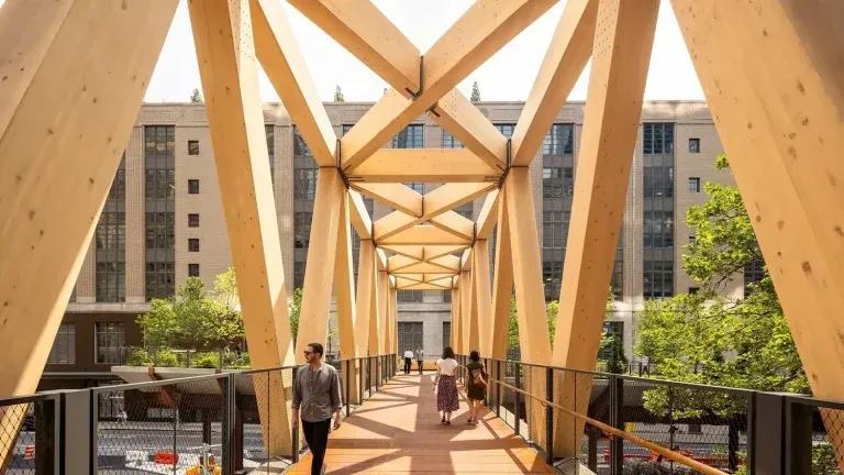Cầu đi bộ Timber Bridge sử dụng kết cấu gỗ Glulam kết nối không gian đô thị