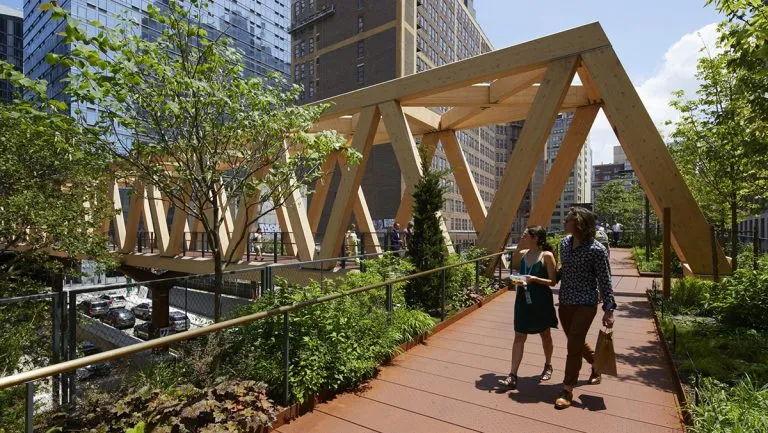 Sự giao thoa giữa vật liệu thép Corten và cây xanh trên cầu Woodland Bridge