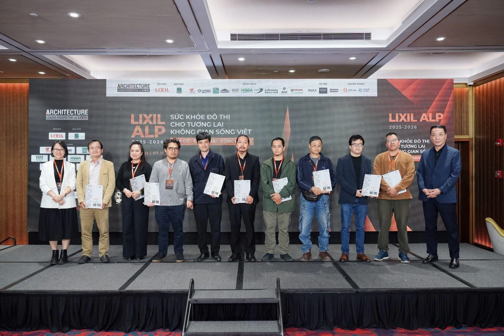 Ban tổ chức trao sách cho khách mời tham dự