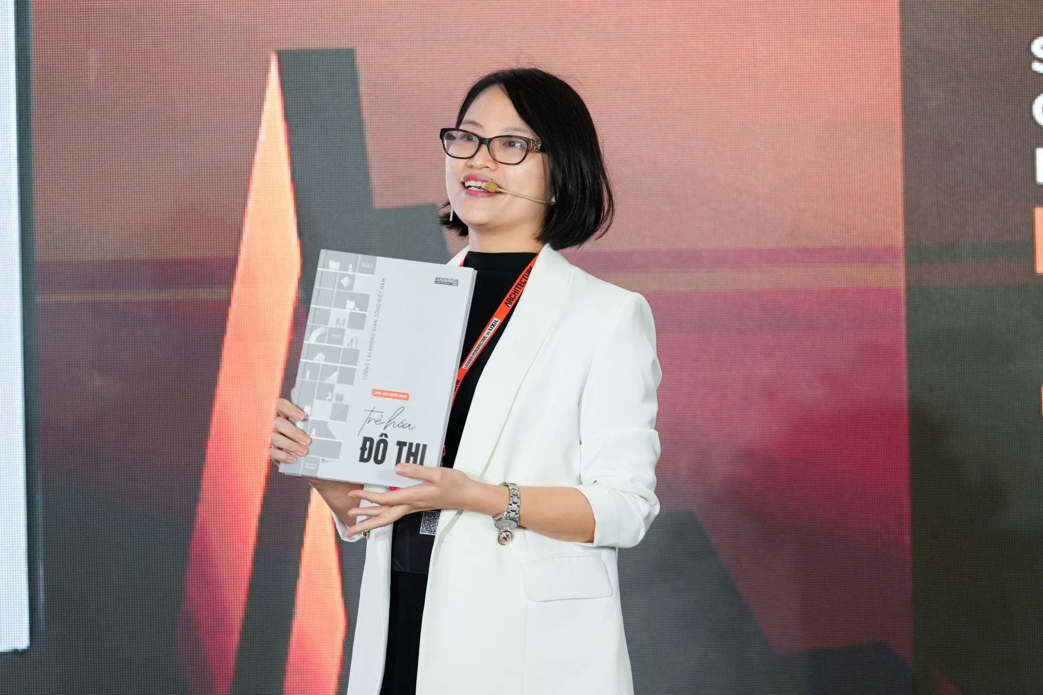 ThS Nguyễn Quỳnh giới thiệu sách tại sự kiện