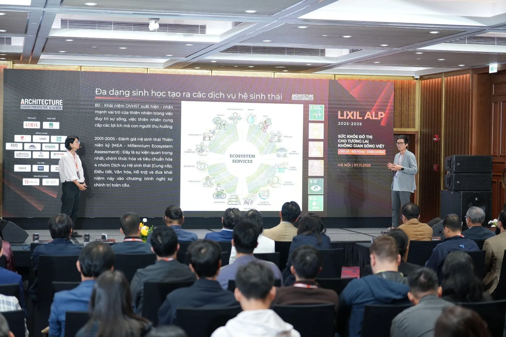 KTS Nguyễn Tiêu Quốc Đạt và KTS Chu Kim Đức giới thiệu mô hình rừng mini