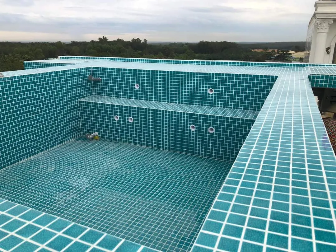 Bề mặt gạch mosaic sau 3 năm sử dụng tại bể bơi resort, vẫn giữ độ bóng và màu sắc
