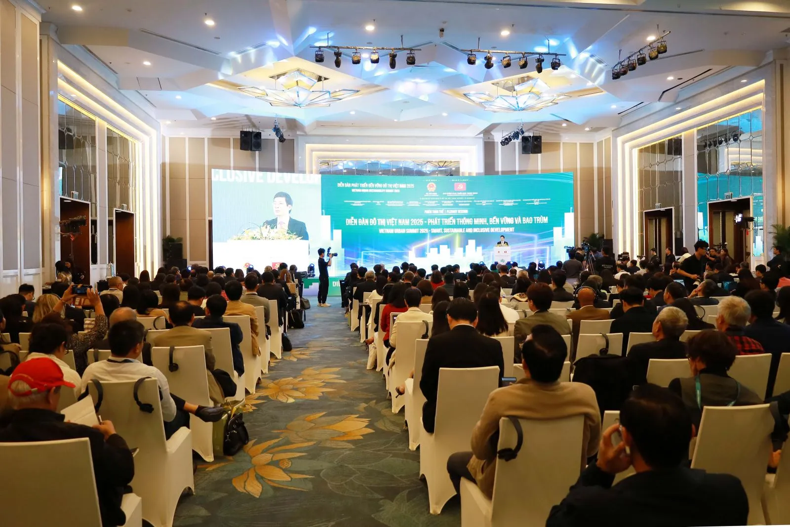 Toàn cảnh không gian thảo luận tại hội trường với sự tham dự của hơn 500 đại biểu và chuyên gia hàng đầu