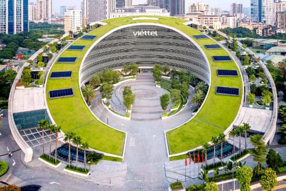 Tòa nhà trụ sở Tập đoàn Viettel — công trình đầu tiên tại Hà Nội đạt chứng nhận LEED Gold, minh họa tích hợp mảng xanh đứng và hệ thống thu gom nước mưa trong thiết kế quy mô lớn