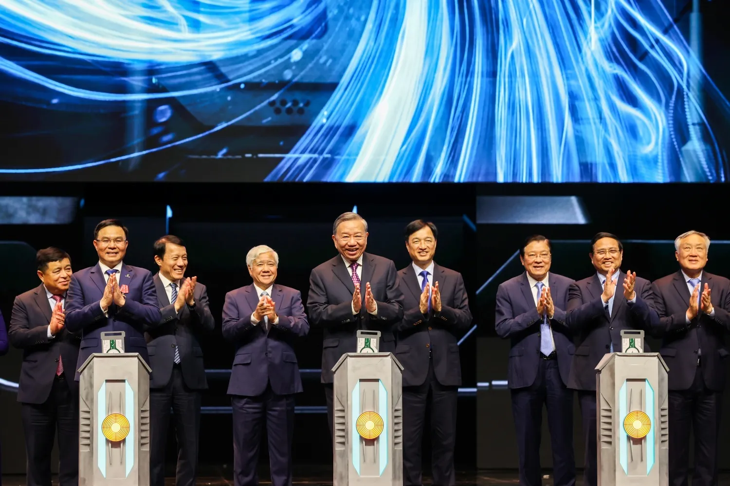 Lãnh đạo Đảng và Nhà nước thực hiện nghi thức khởi động chương trình STEM Innovation Petrovietnam tại lễ kỷ niệm