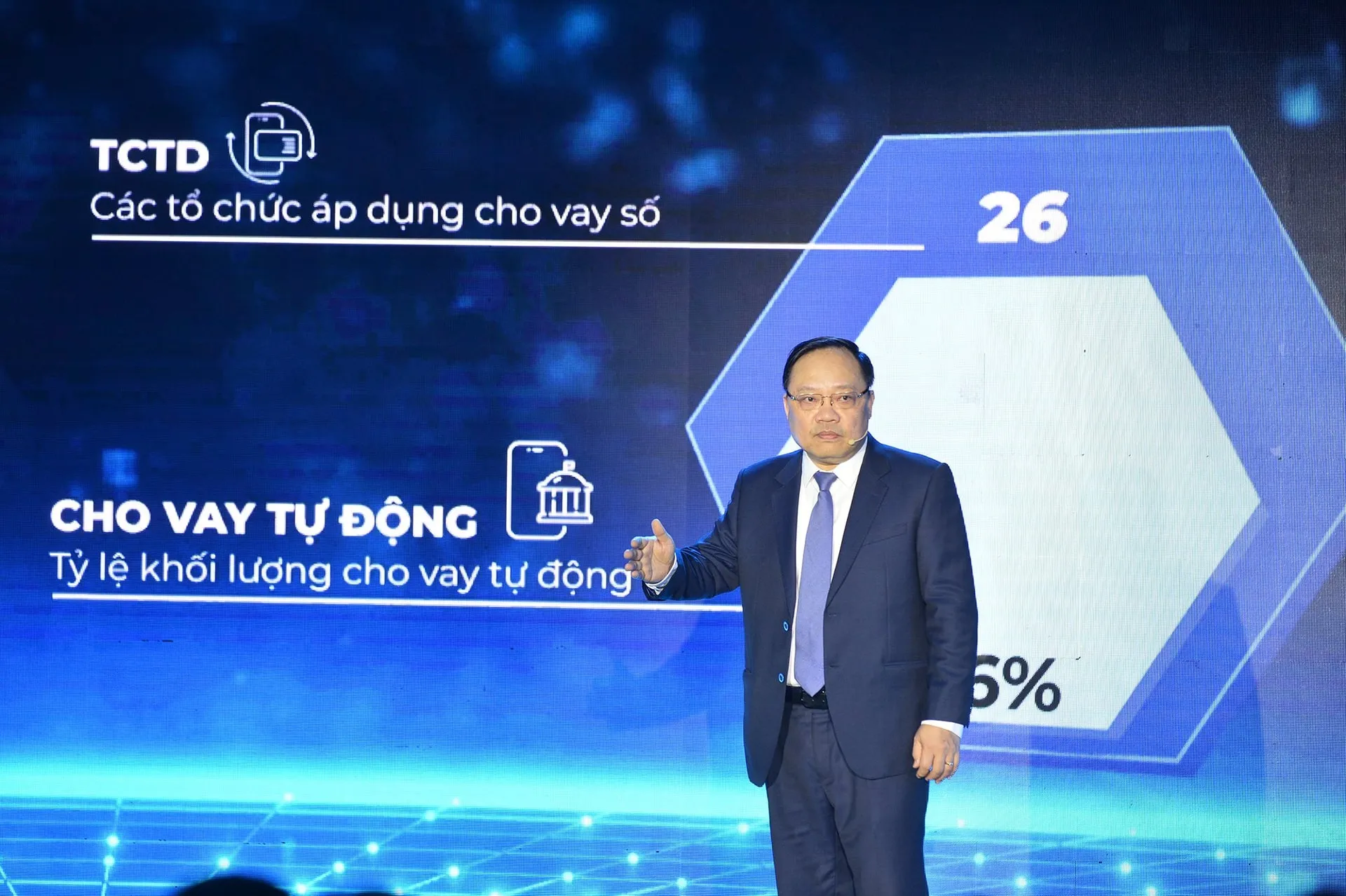 Đại diện cơ quan quản lý báo cáo về các kết quả đạt được trong lộ trình số hóa đến năm 2026