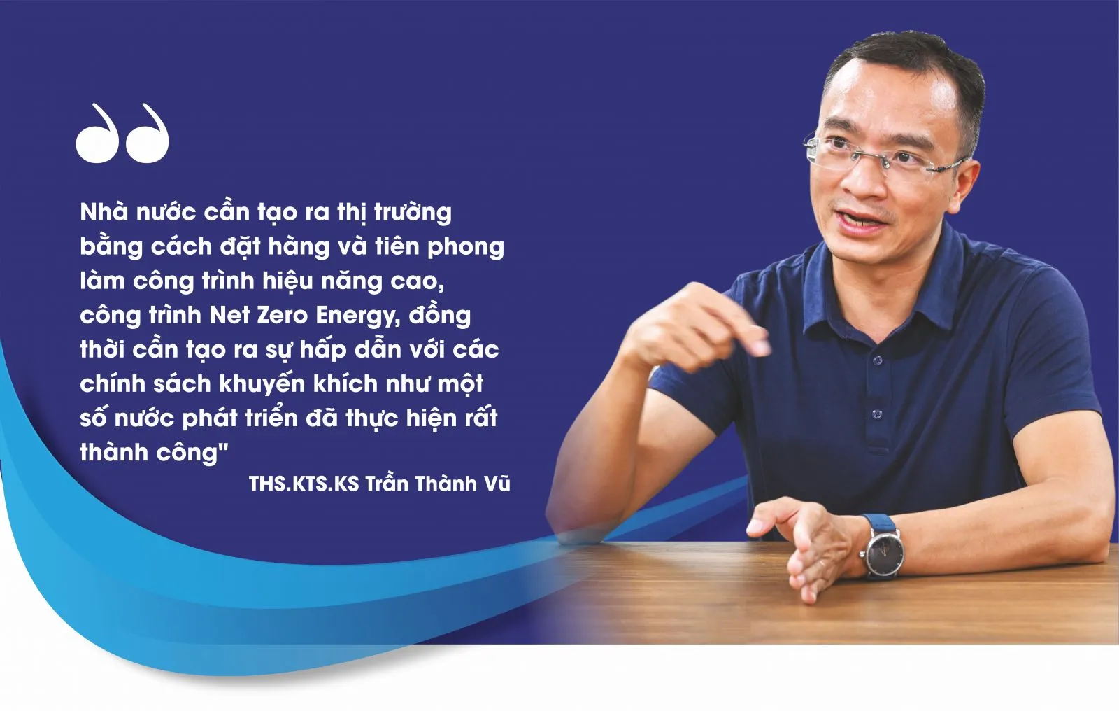 Cán bộ kỹ thuật kiểm tra thông số vận hành của hệ thống thông gió tòa nhà