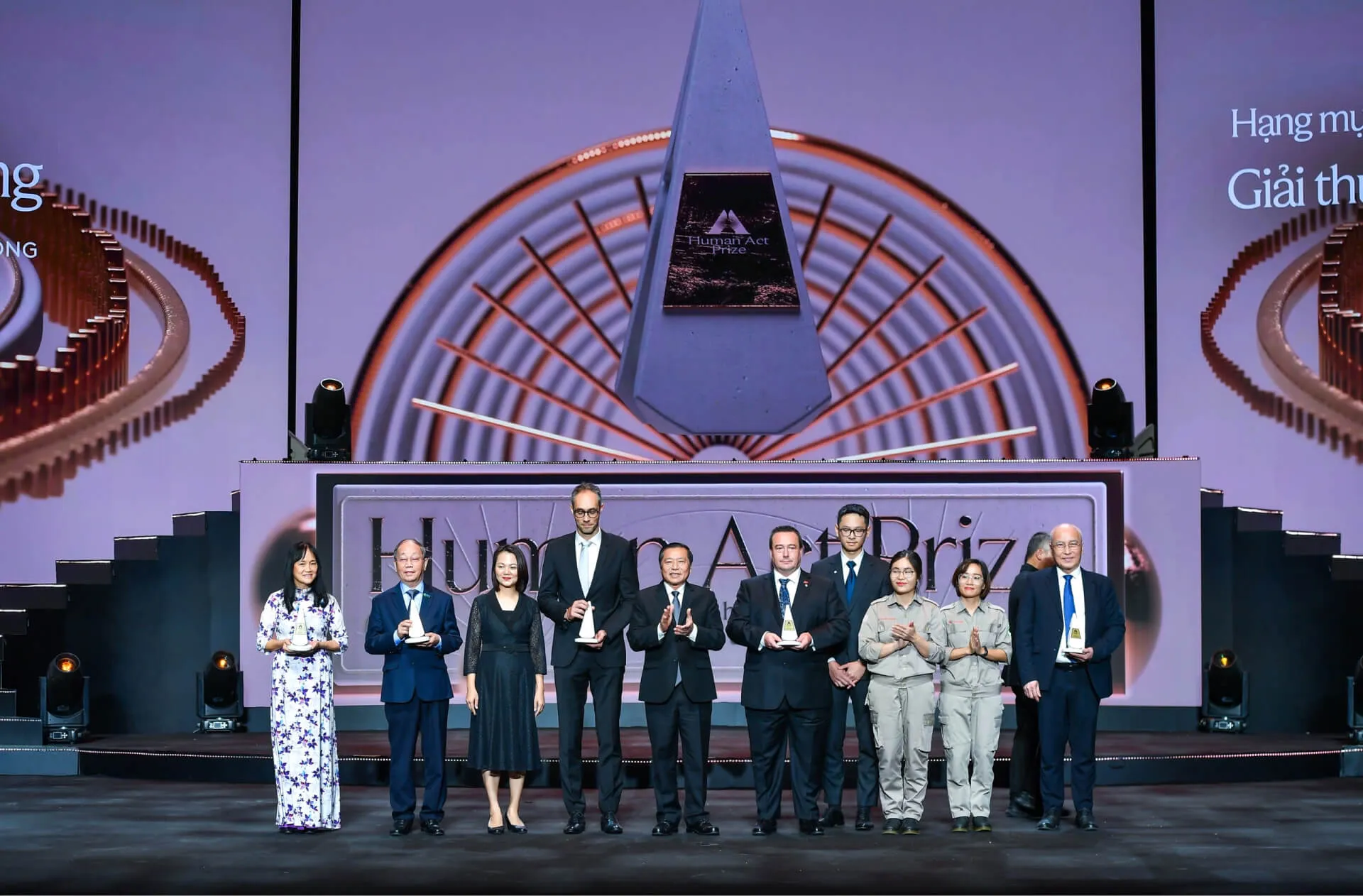 Bà Nguyễn Thị Minh Tâm – Giám đốc Chi nhánh Vinamilk Hà Nội nhận Giải Human Act Prize cho Chương trình hành động Vinamilk Pathways to Dairy Net Zero 2050