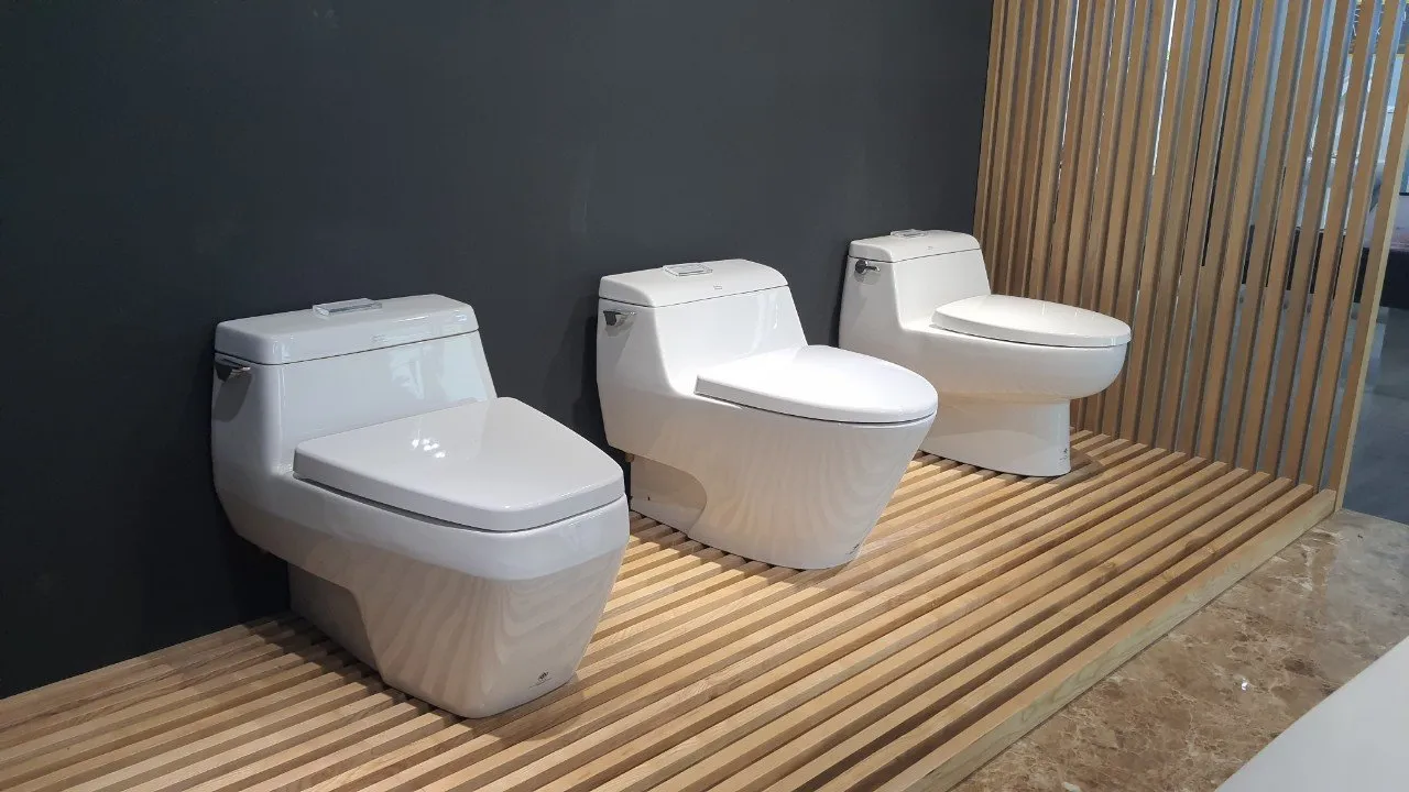 Cận cảnh bề mặt men sứ trắng sáng của bồn cầu American Standard với thiết kế bo tròn tinh tế
