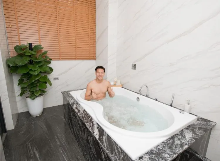 Bồn tắm xây với lớp chống thấm polyurethane và gạch mosaic hoàn thiện