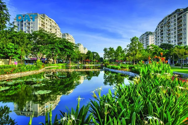 Khu đô thị ven sông với tòa nhà cao tầng và không gian xanh, thể hiện quy hoạch cân bằng giữa xây dựng và môi trường