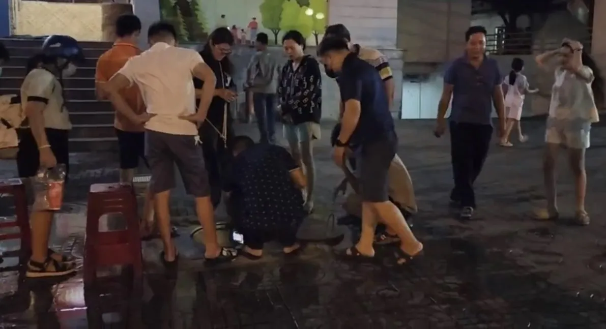 Cư dân chung cư xếp hàng mua nước đóng bình