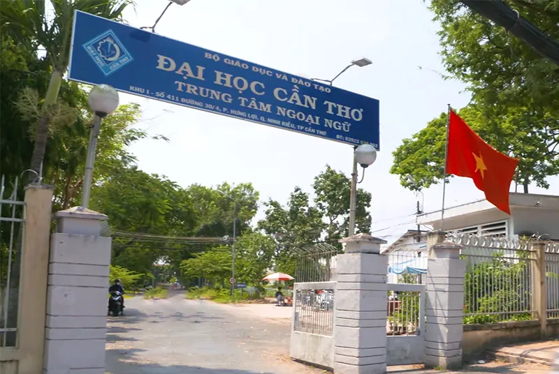 Cổng khu I, sau khi khoa Ngoại ngữ và Trung tâm Ngoại ngữ được chuyển đến