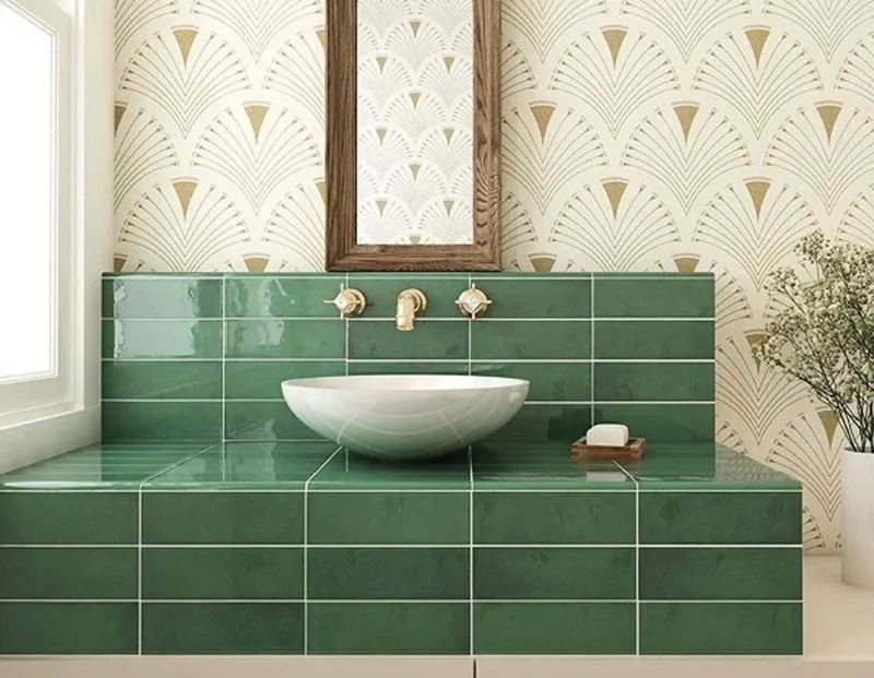 Vòi sen INAX mạ PVD vàng đồng kết hợp gạch vân đá marble xanh rêu, phong cách tropical luxury