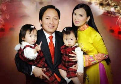 Ông Chính Chu cùng vợ là ca sĩ Hà Phương và hai con trong không gian sống sang trọng