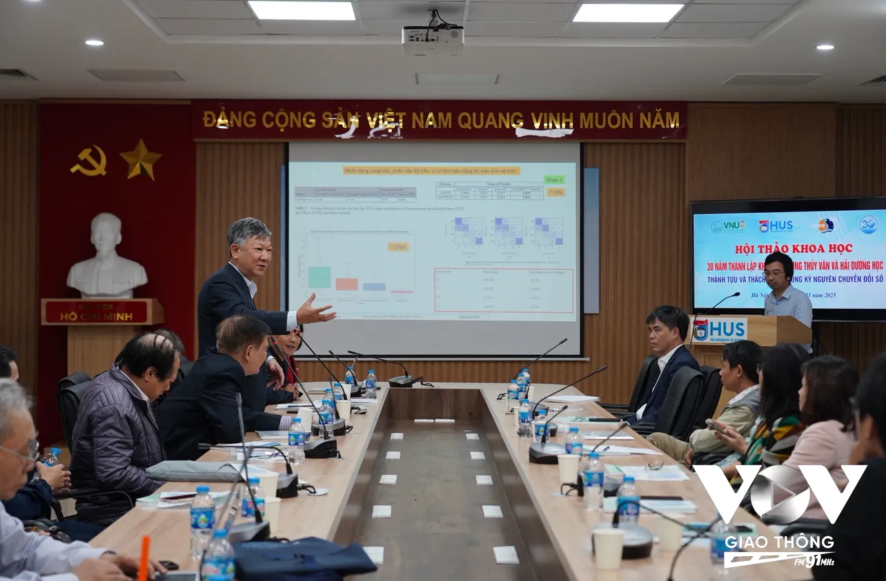 Các chuyên gia thảo luận sôi nổi tại Hội thảo Khoa học kỷ niệm 30 năm thành lập Khoa Khí tượng Thủy văn và Hải dương học ngày 08/11