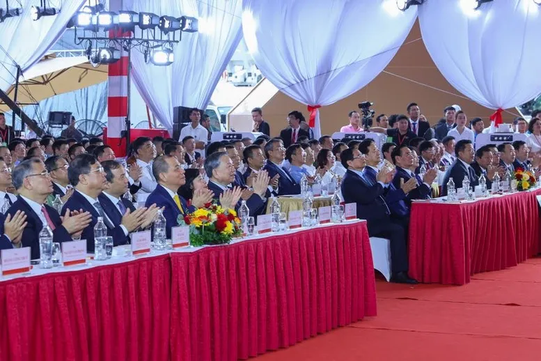 Toàn cảnh đại biểu tham dự lễ khởi công và khánh thành các công trình hạ tầng giao thông