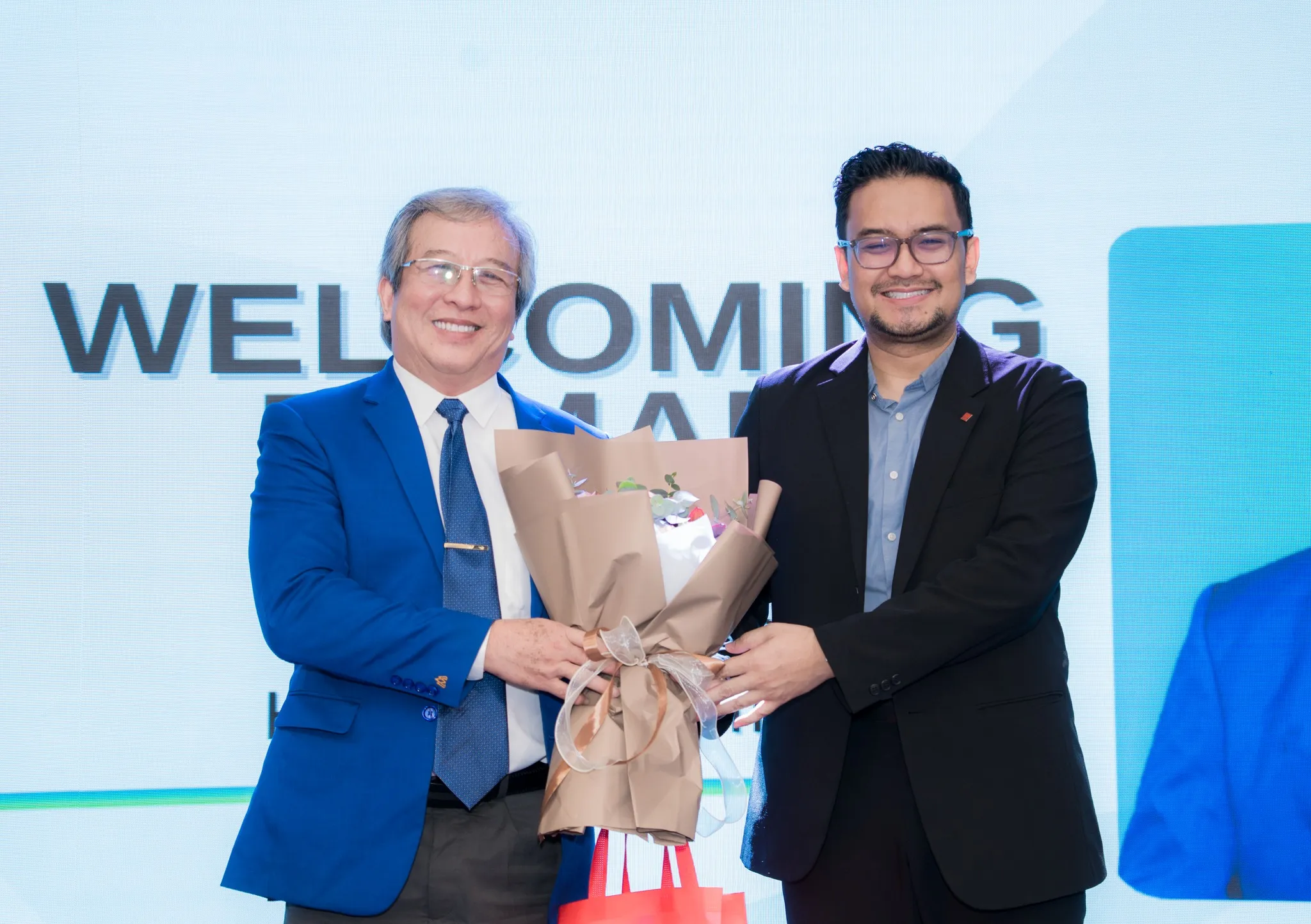 TS. Tử Minh Thiện trao quà lưu niệm cho đại diện ban tổ chức