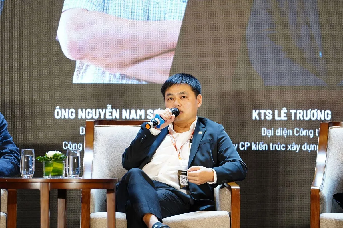 Ông Nguyễn Nam Sơn trao đổi với các chuyên gia tại hội thảo