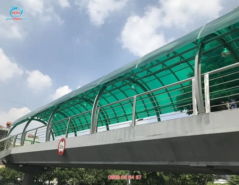 Hành lang đi bộ xanh với mái che polycarbonate màu xanh lá