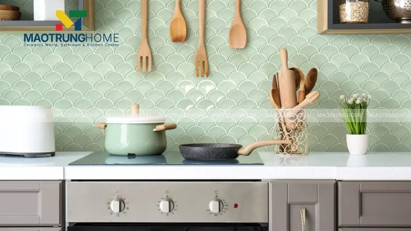 Mosaic vảy cá màu xanh dương cho bếp hiện đại