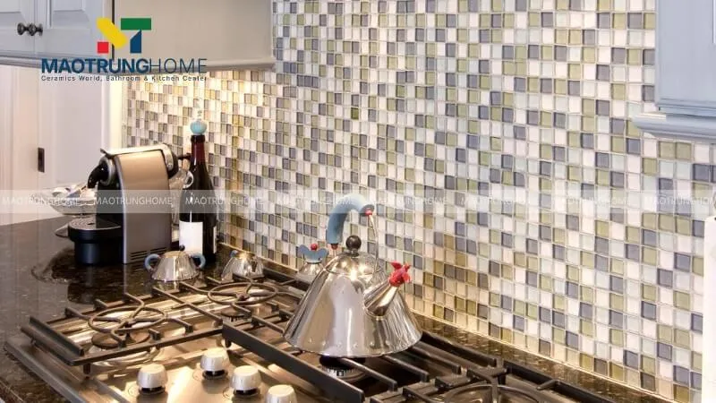 Mosaic thủy tinh trong suốt phản chiếu ánh sáng