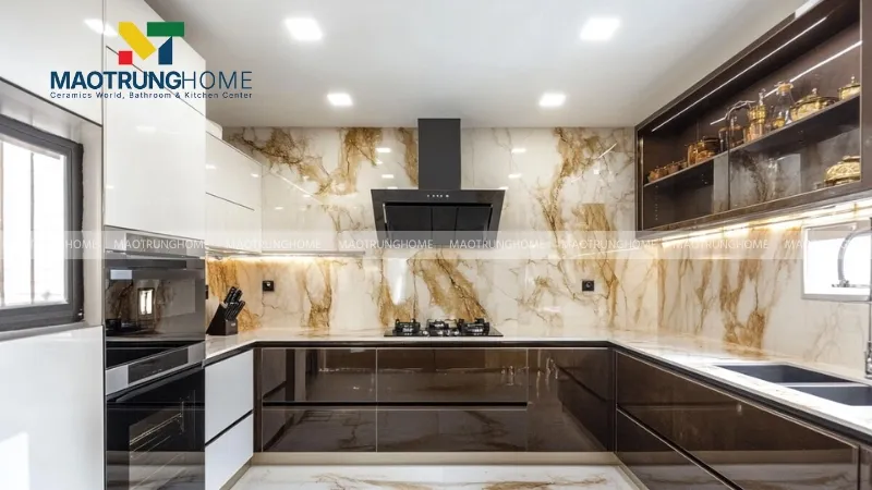Gạch giả đá marble đen vàng tạo điểm nhấn mạnh mẽ