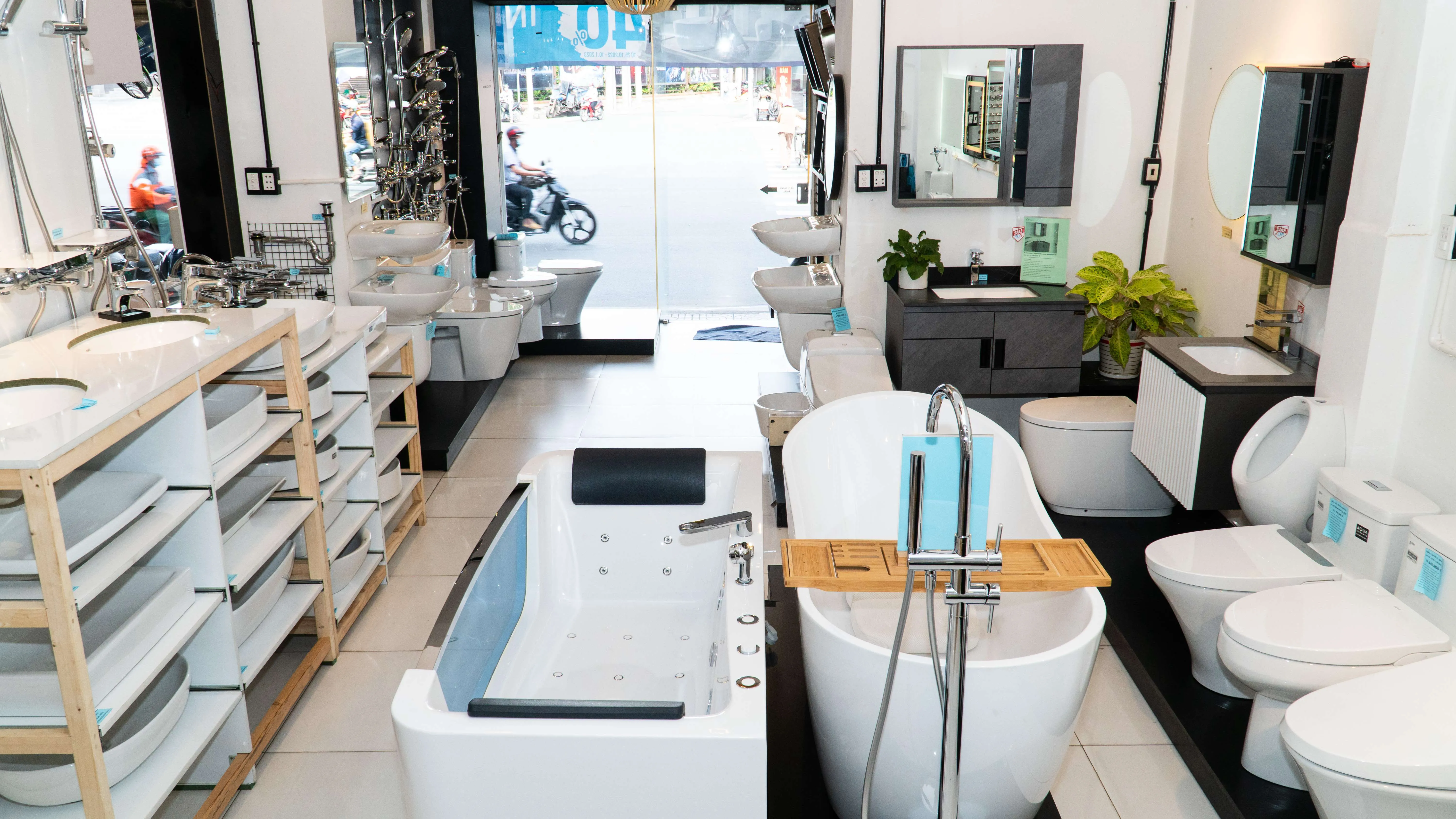 Bồn cầu American Standard Concept tại showroom HITA với đầy đủ phụ kiện