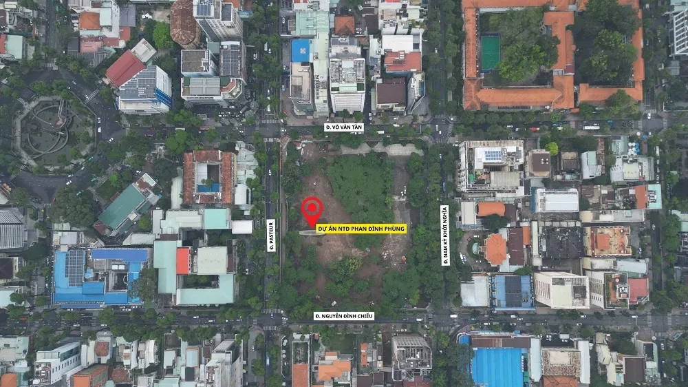Dự án Nhà thi đấu thể thao Phan Đình Phùng tọa lạc tại số 8 Võ Văn Tần, phường Xuân Hòa, với diện tích 14.400 m², nằm trên bốn mặt tiền Pasteur – Nguyễn Đình Chiểu – Nam Kỳ Khởi Nghĩa – Võ Văn Tần
