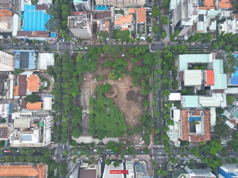Theo đại diện chủ đầu tư, dự án gồm nhiều hạng mục: xây dựng, trồng cỏ, cây xanh, trang trí hoa và tiểu cảnh liên quan đến Tết Bính Ngọ, tạo nên tổng thể hài hòa
