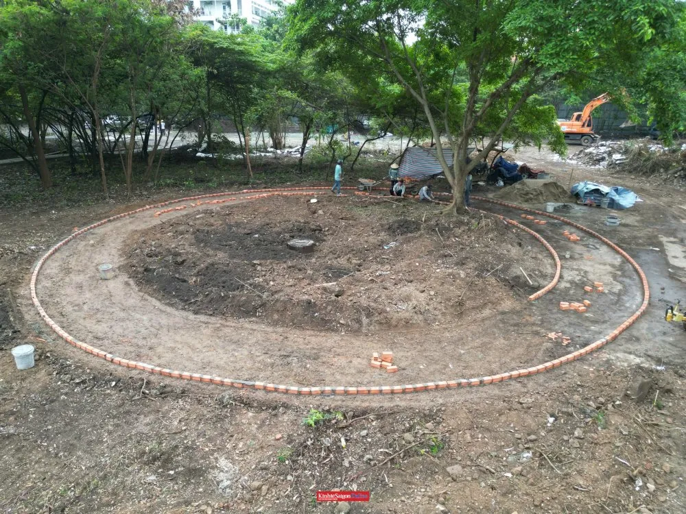 Trung tâm khuôn viên sẽ có ghế ngồi hình tròn, bao quanh thảm hoa rực rỡ, tạo điểm nhấn sinh động