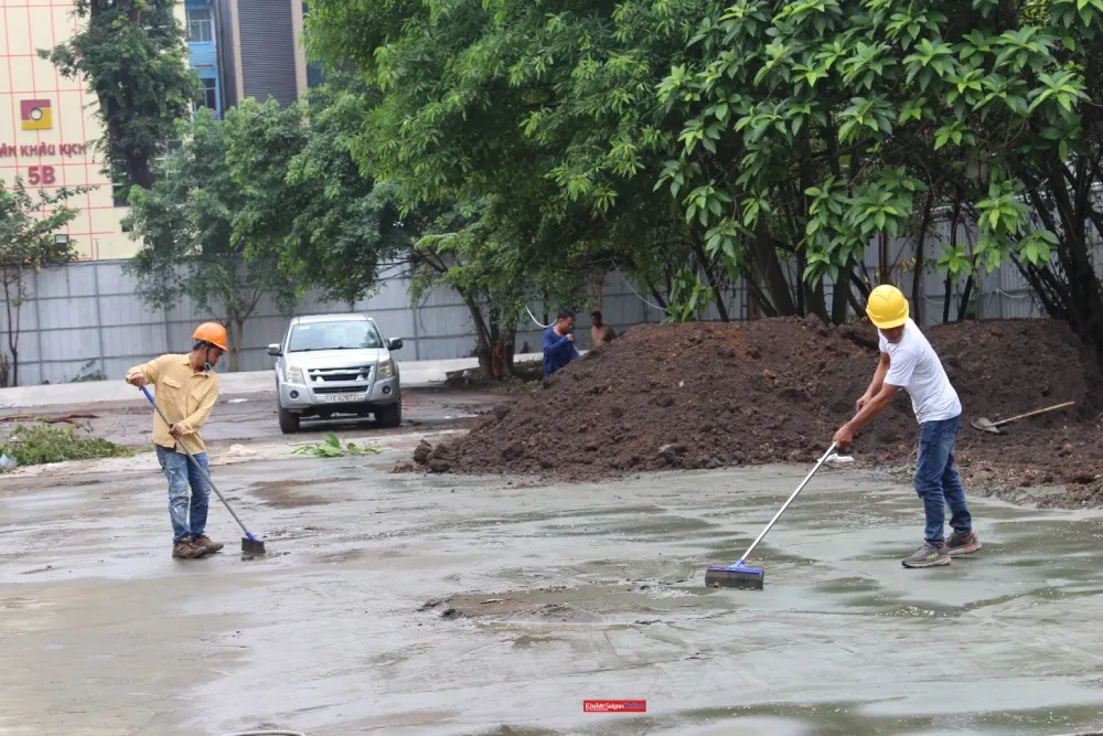 Một lớp mặt đường mới đã được thi công hoàn thiện