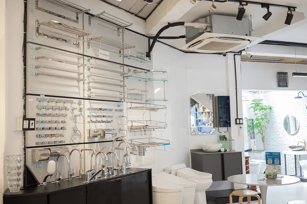 Không gian trưng bày thiết bị vệ sinh và phụ kiện Inax hiện đại tại showroom HITA