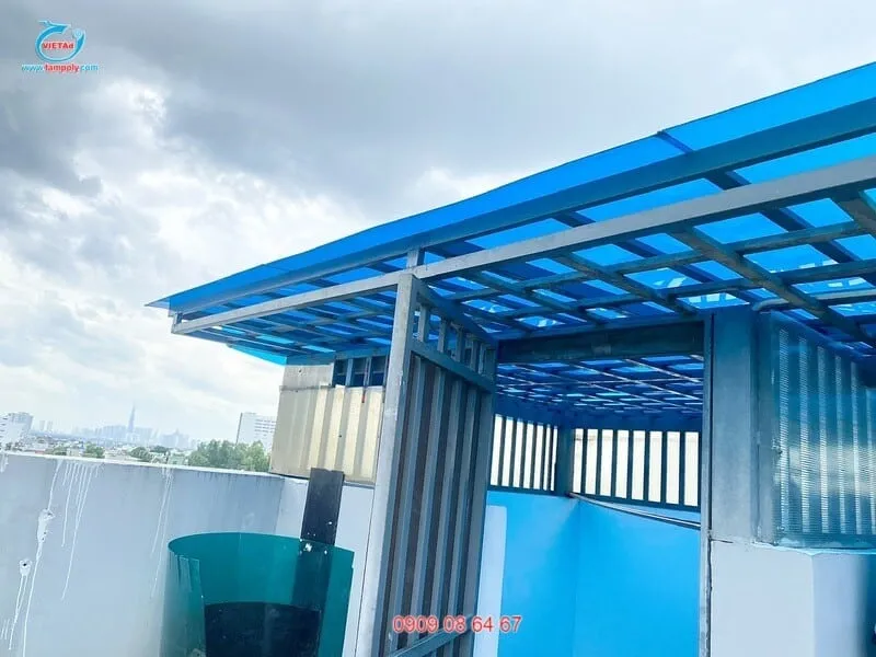 Tấm polycarbonate màu xanh dương ứng dụng trong thiết kế mái che vườn đô thị