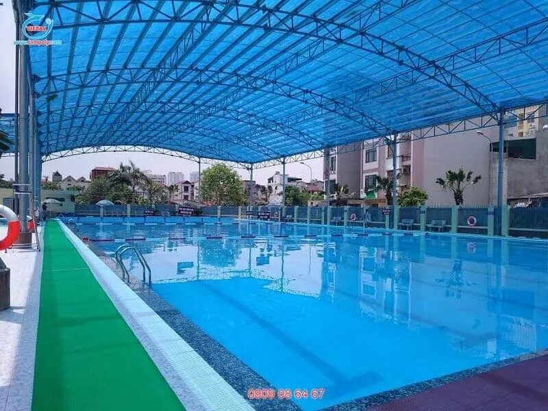 Mái che hồ bơi sinh thái với tấm polycarbonate màu xanh dương