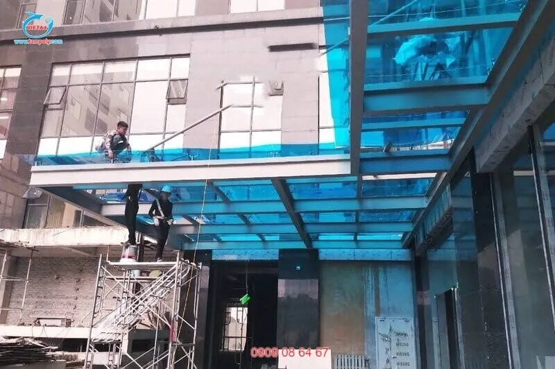 Mái hiên nhà sử dụng tấm polycarbonate màu xanh dương