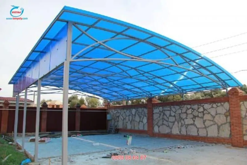 Tấm polycarbonate màu xanh dương ứng dụng mái che bãi đậu xe xanh