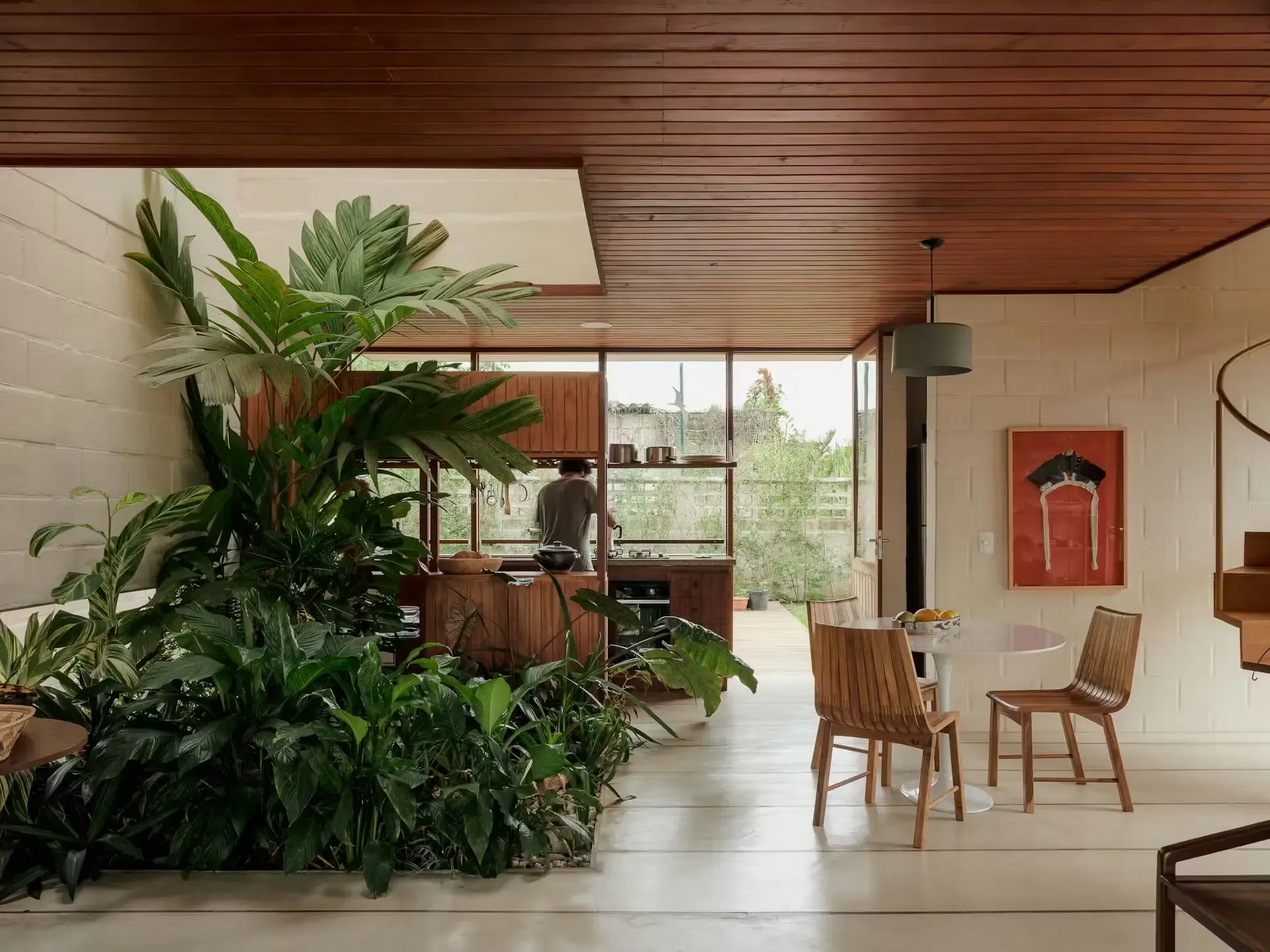 Ngôi nhà này ở Brazil do công ty Arquipélago Arquitetos của São Paulo thiết kế, nổi bật với những khoảng sân trong xanh mát, thể hiện vẻ đẹp của việc sử dụng cây xanh thật trong nhà.