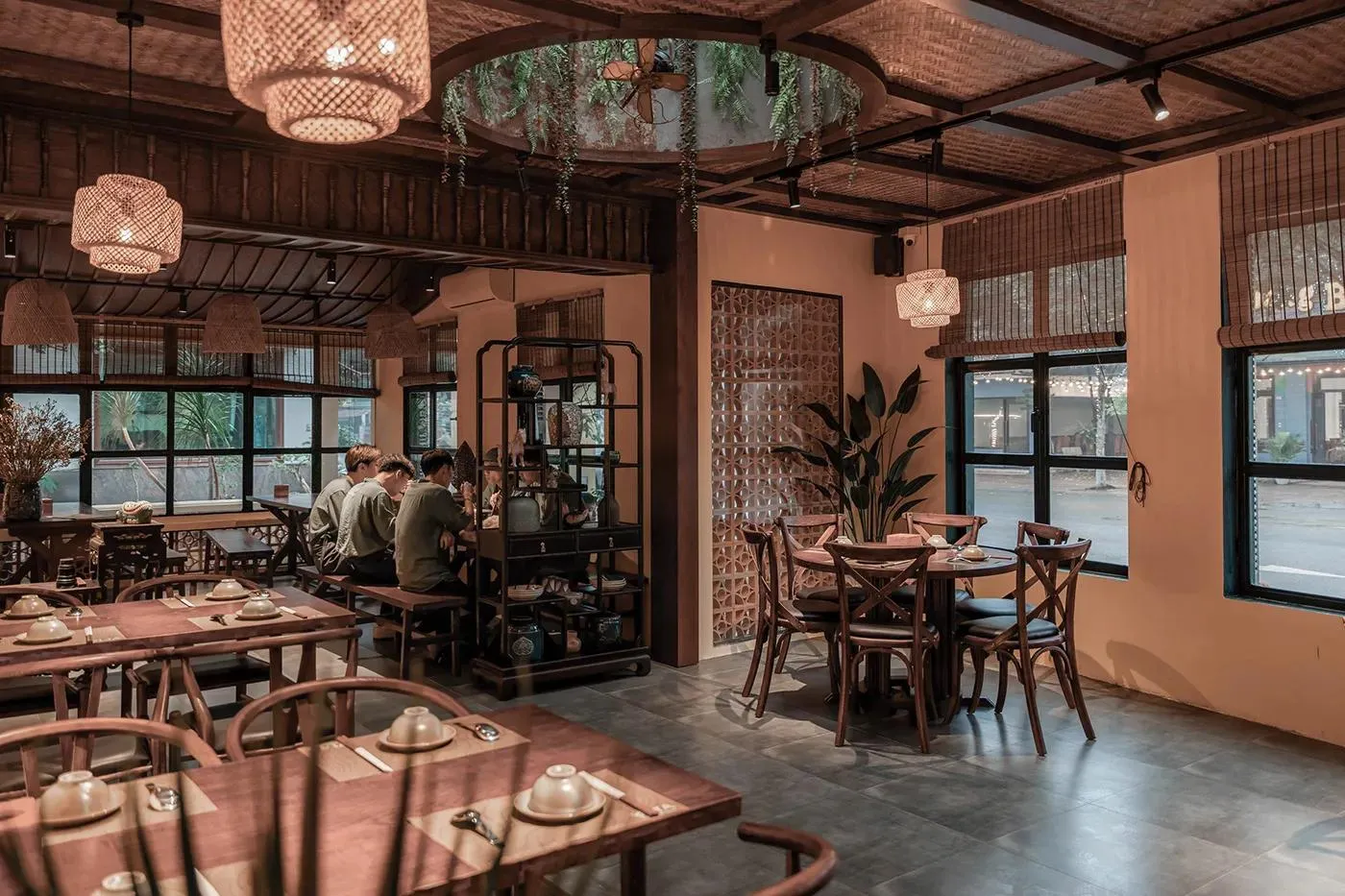 Thiết kế nhà hàng đồng quê sử dụng nội thất gỗ tự nhiên gần gũi