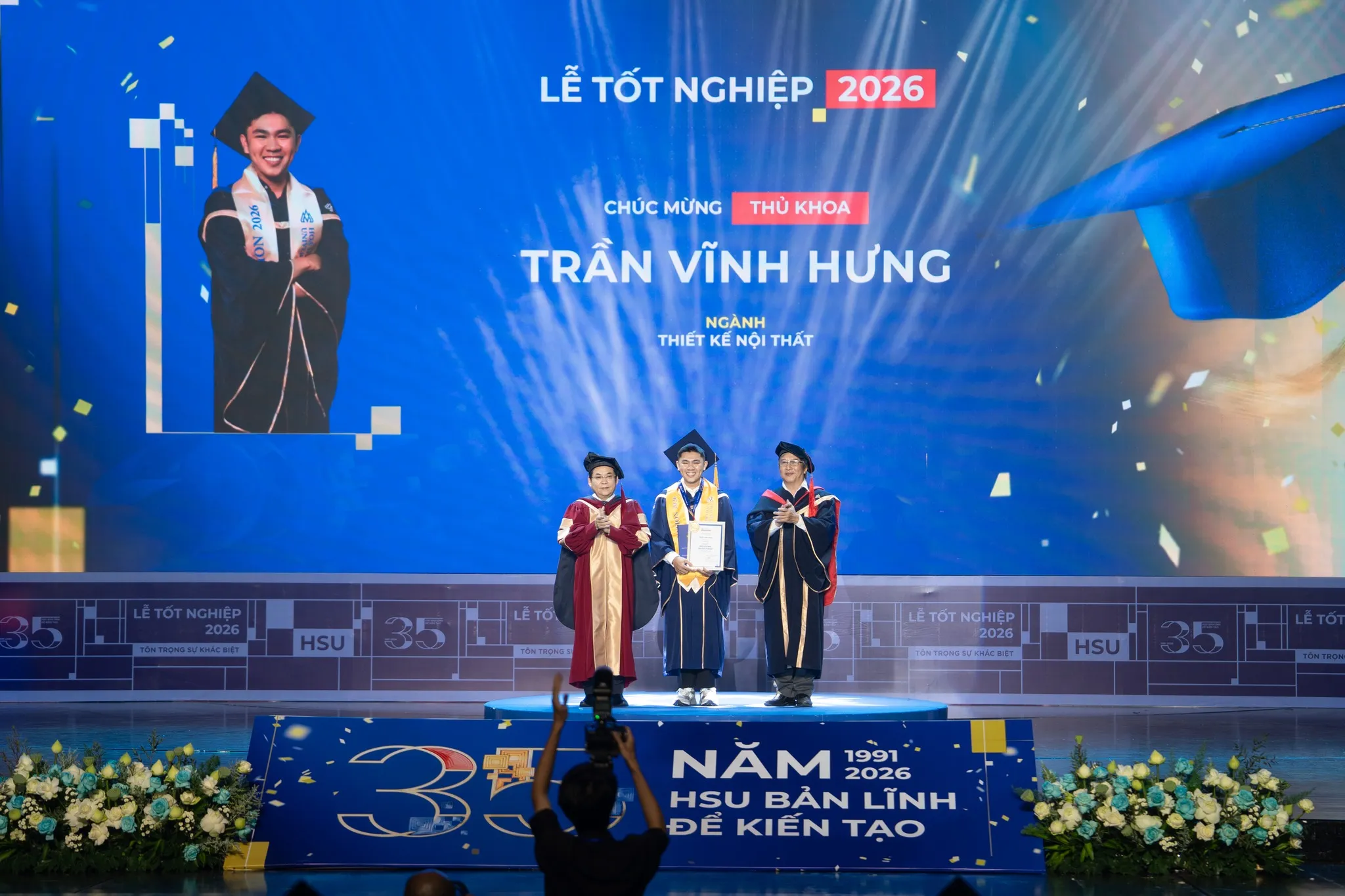 Trao học bổng cho sinh viên xuất sắc