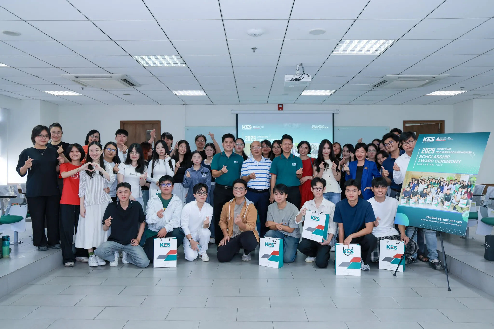 Sinh viên bảo vệ đồ án tốt nghiệp